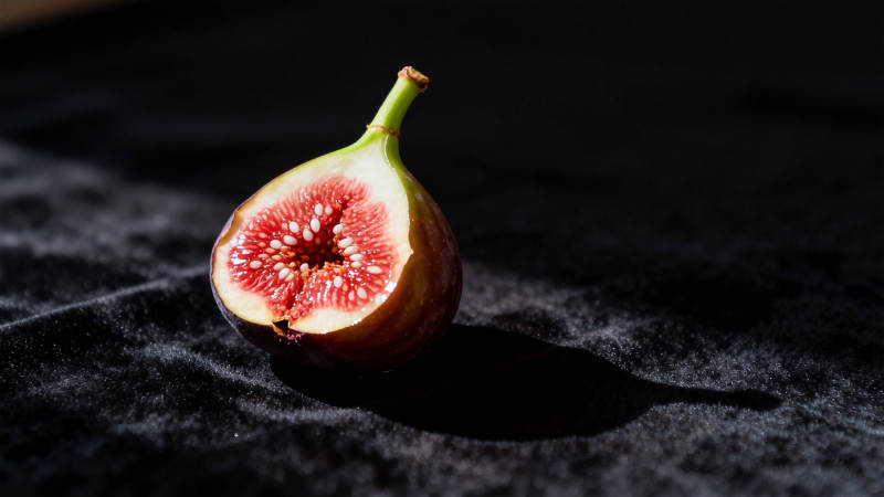 切开的无花果静物特写图片