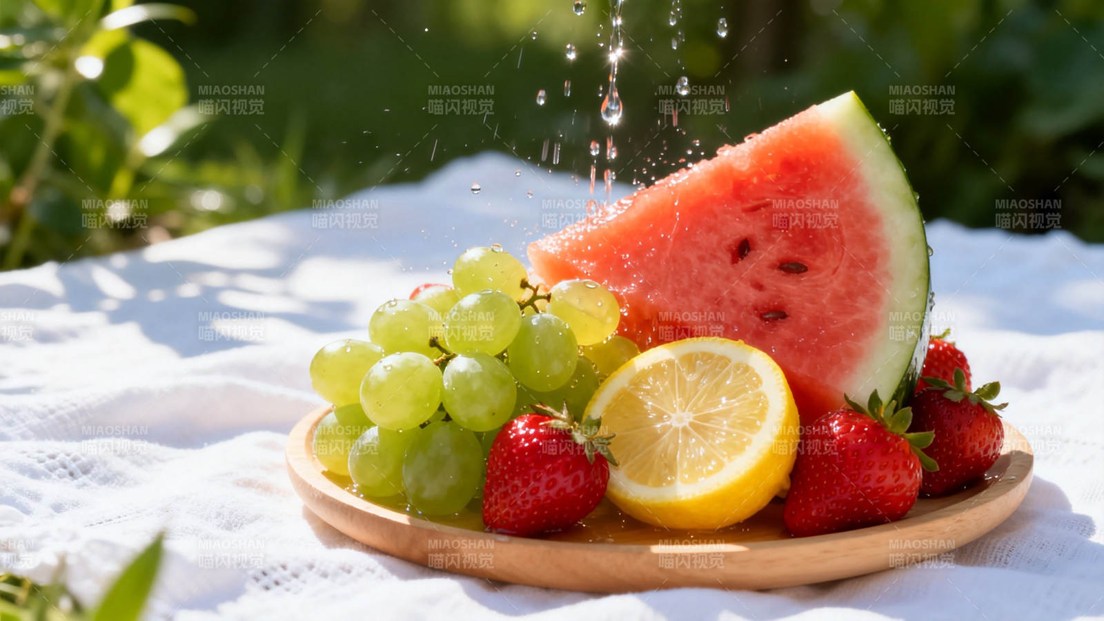 夏日果盘 水花飞溅清凉一夏图片
