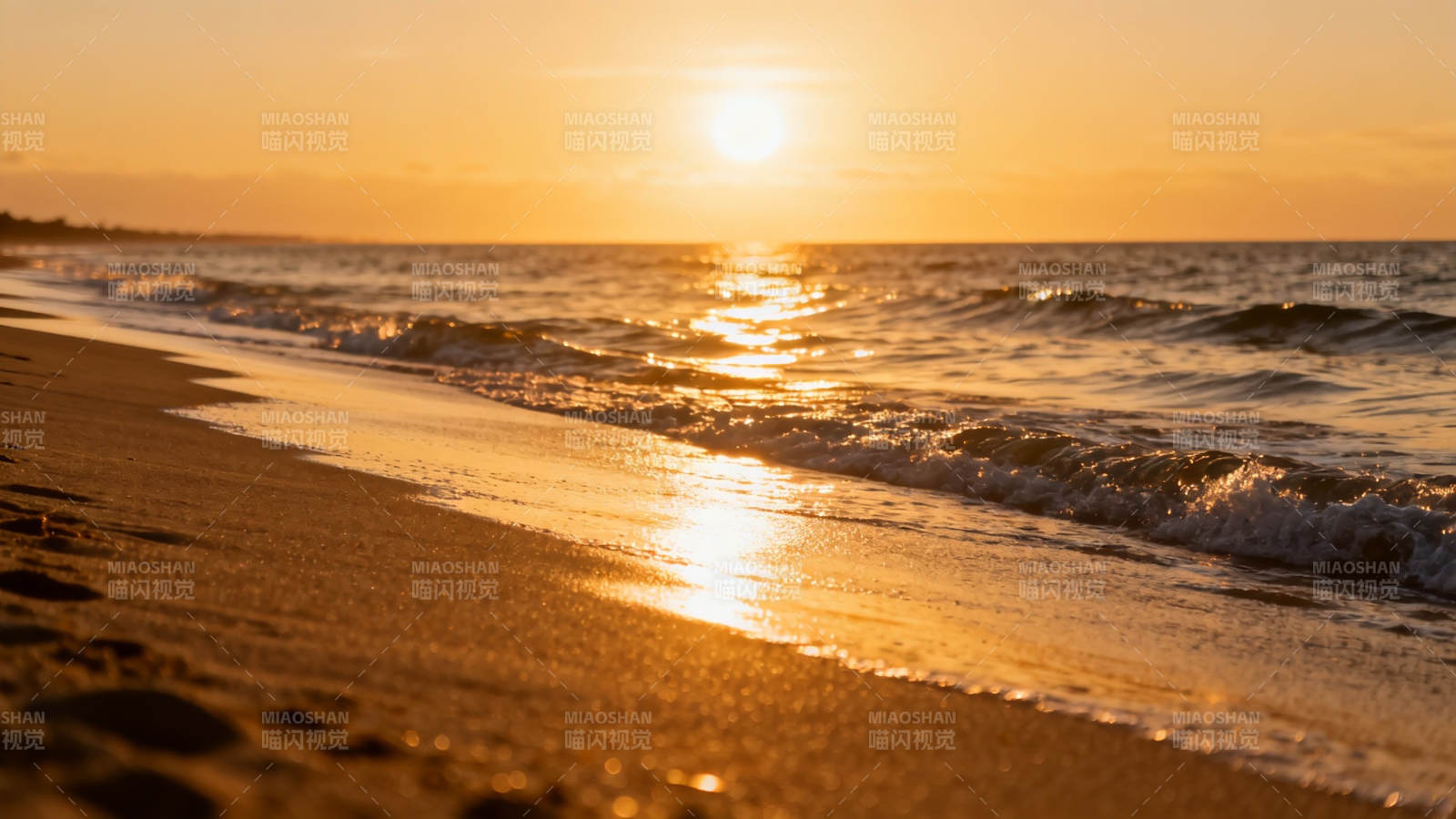 夕阳金浪吻沙滩图片