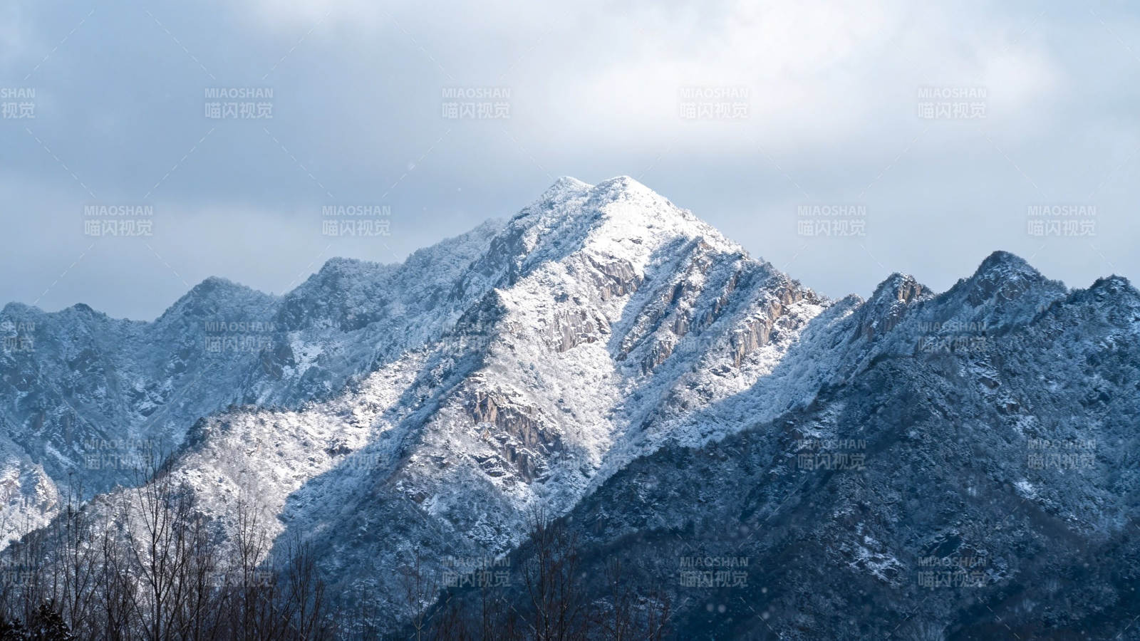 雪山巍峨 云雾缭绕峰顶图片