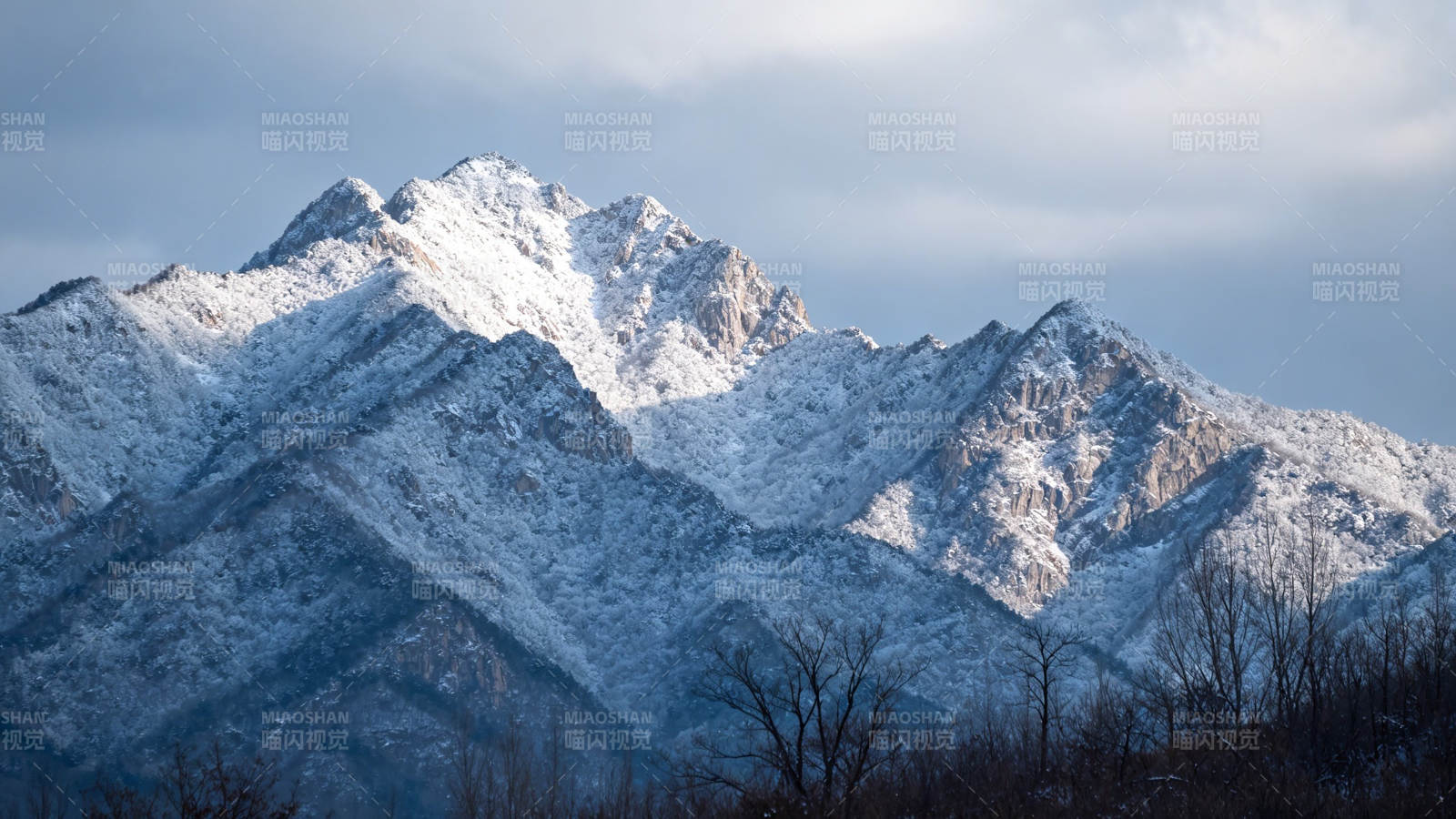 雪山巍峨 云影苍茫图片