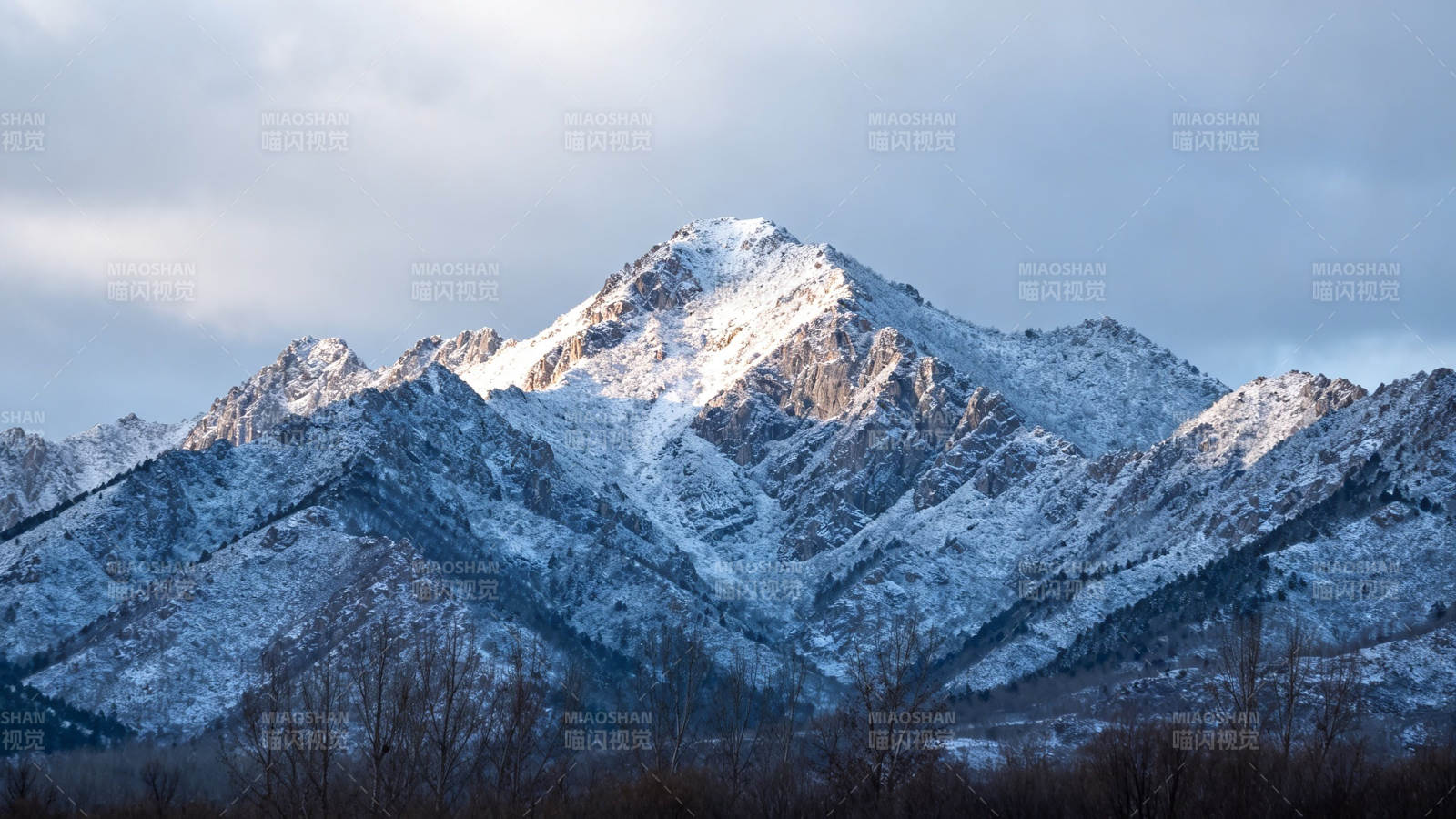 雪山巍峨 云影苍茫图片