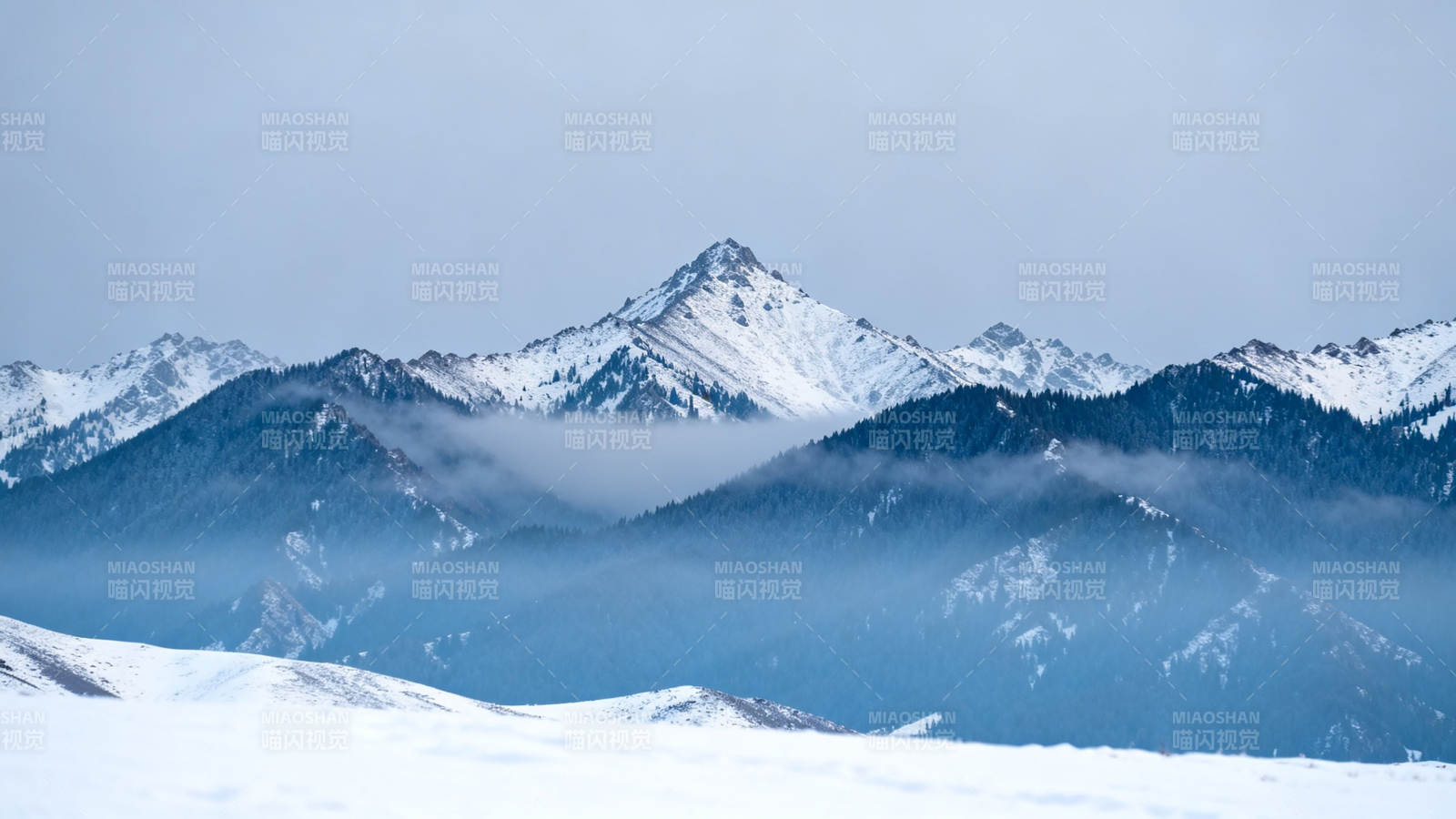 雪山云海 苍茫如画图片