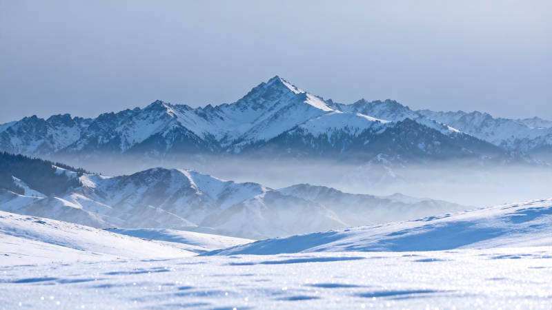 雪山雾霭 苍茫静谧图片