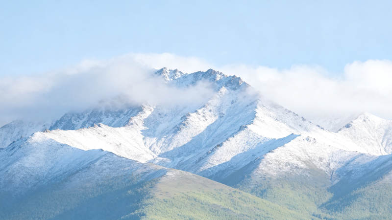 雪山云雾缭绕 壮美如画图片