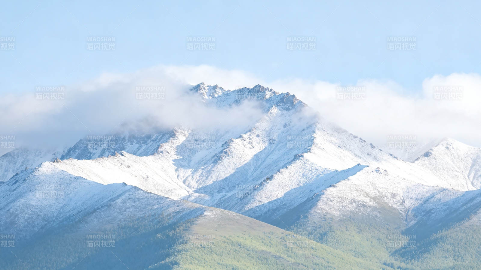 雪山云雾缭绕 壮美如画图片