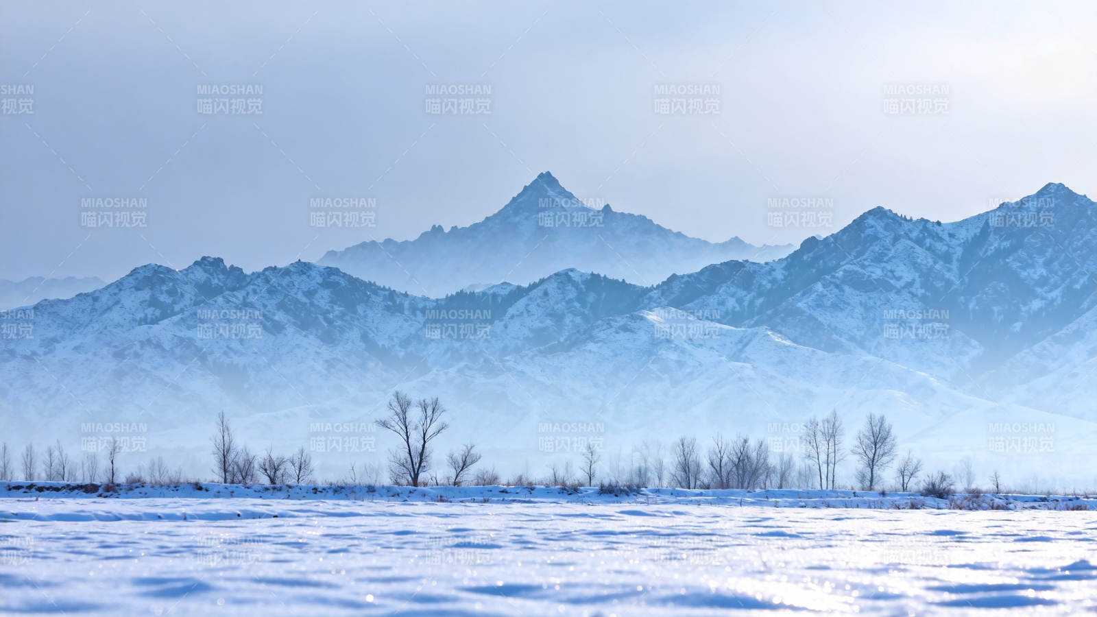 雪原远山 静谧冬景图片