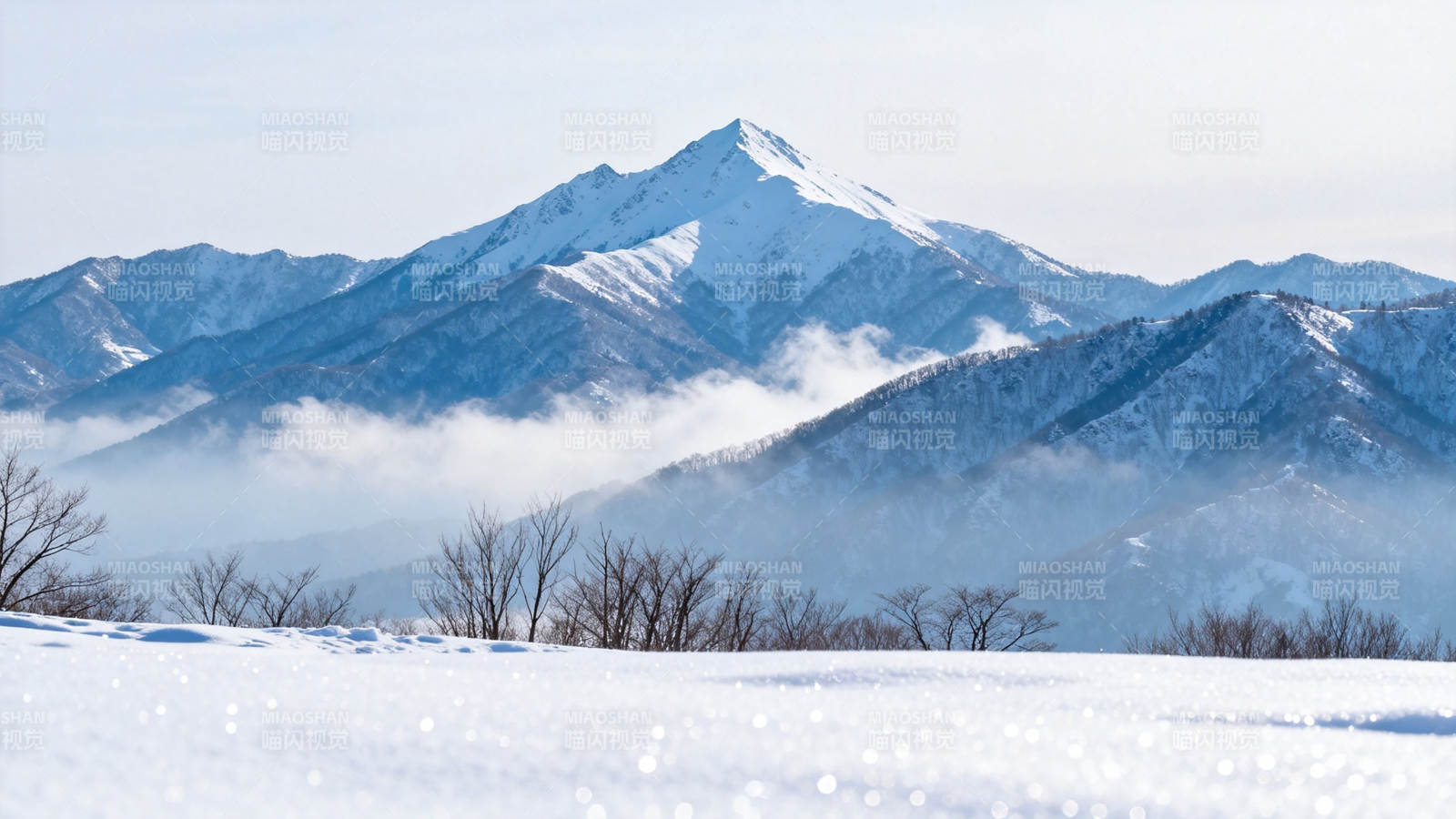 雪覆群山 雾绕峰峦静美图片