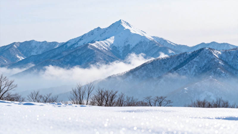 雪覆群山 雾绕峰峦静美图片