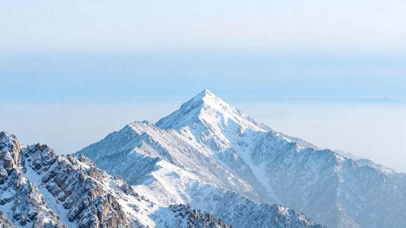 雪山之巅 云海缭绕图片