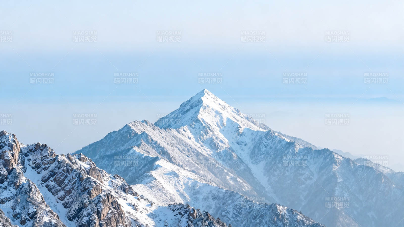 雪山之巅 云海缭绕图片