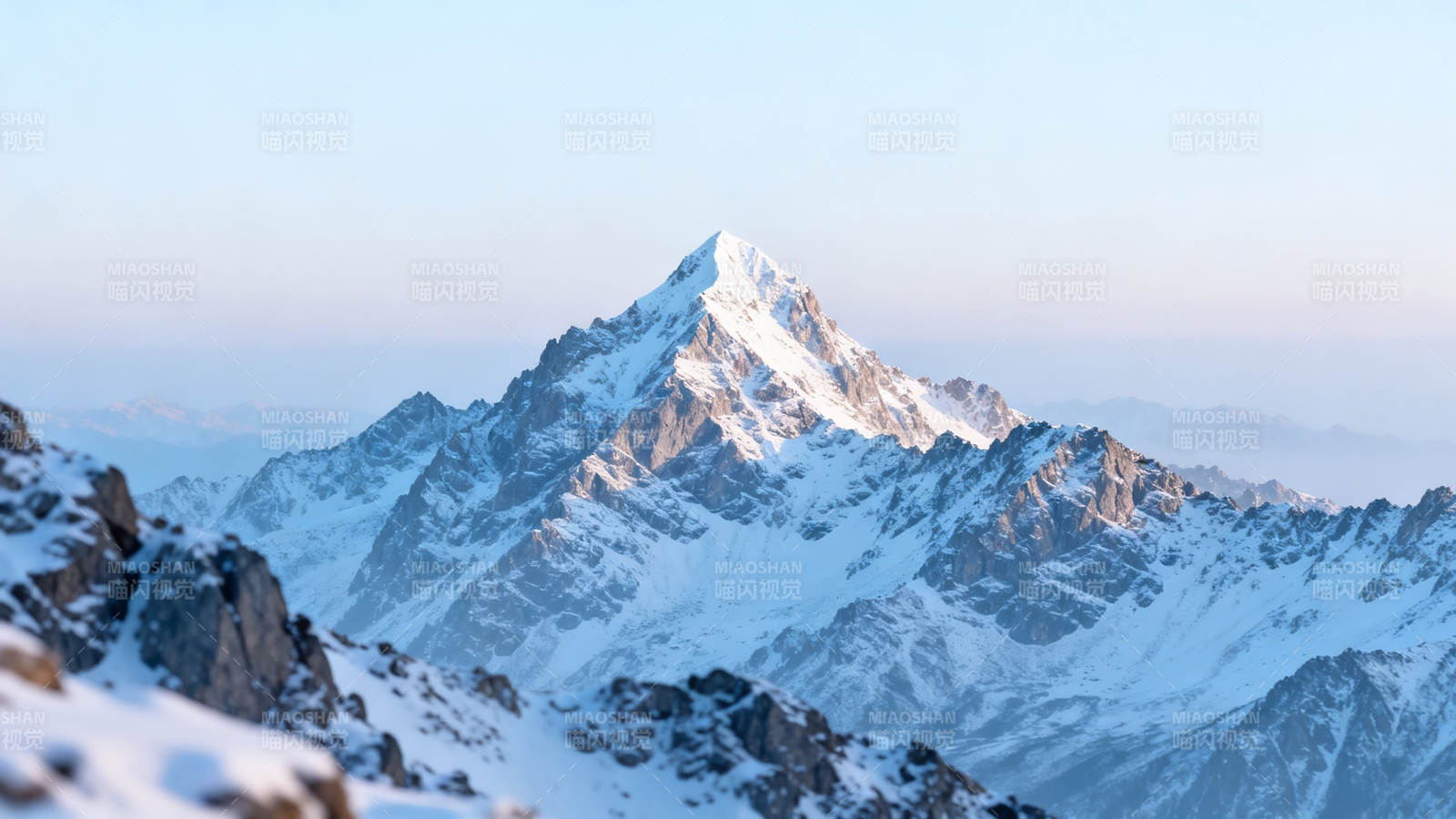雪山巍峨 晨光映峰顶图片