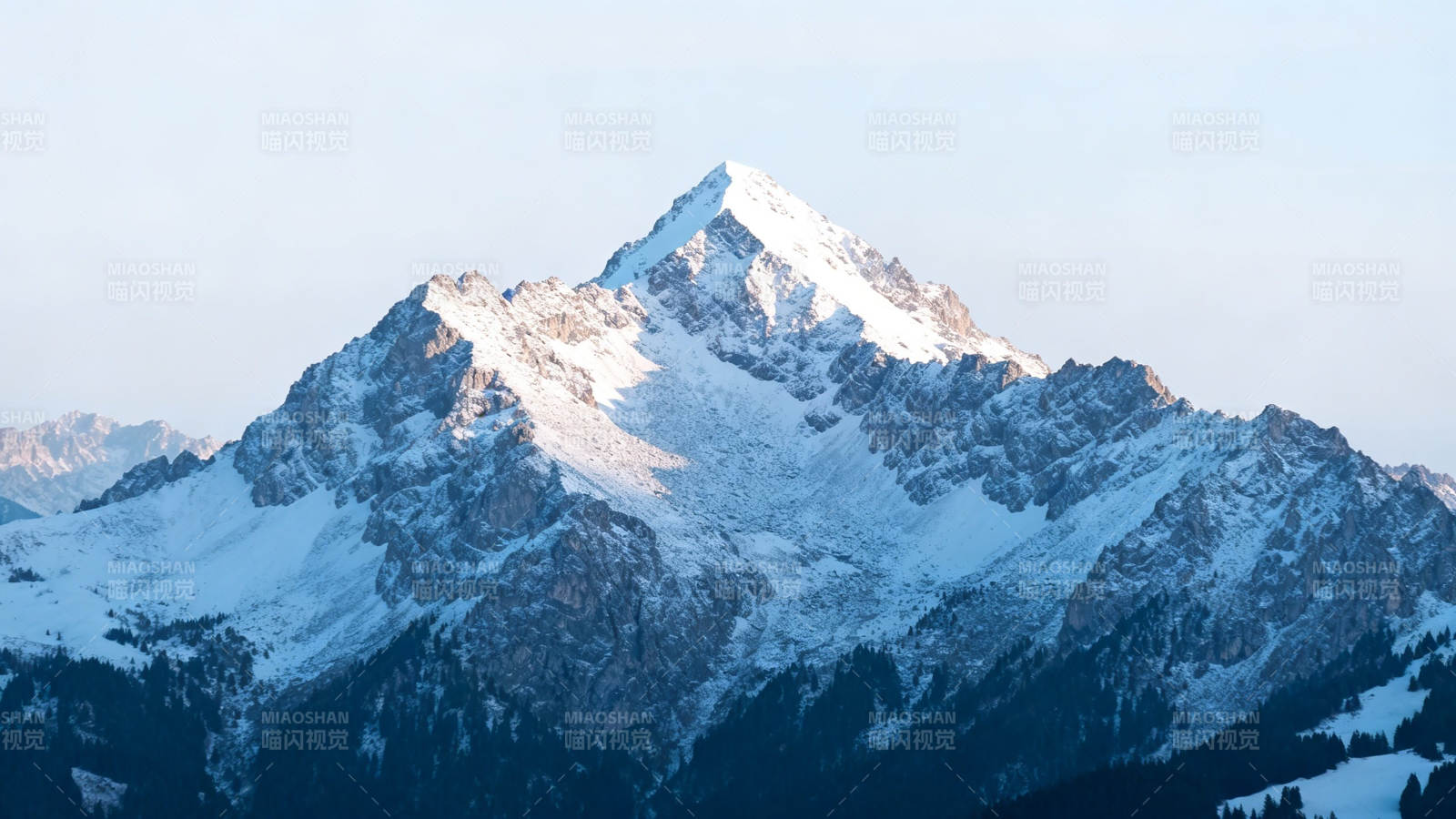雪山巍峨 峰顶映霞光图片