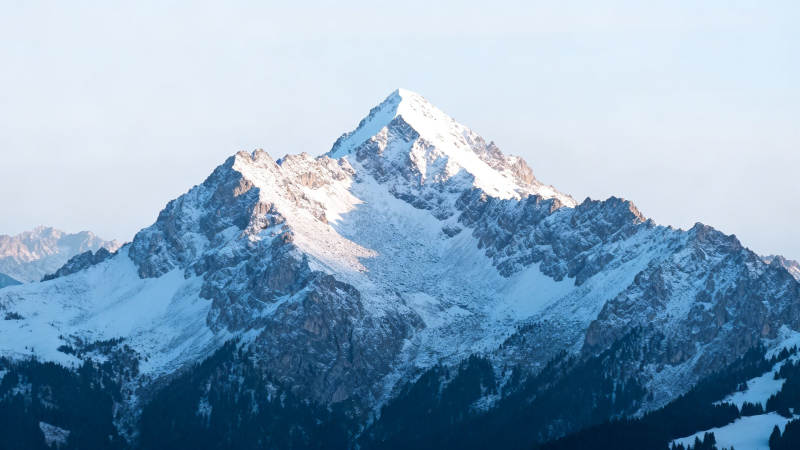 雪山巍峨 峰顶映霞光图片