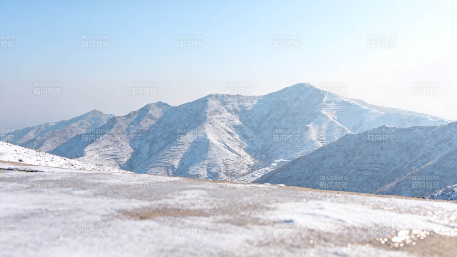 雪山连绵 晴空万里图片