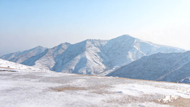 雪山连绵 晴空万里图片