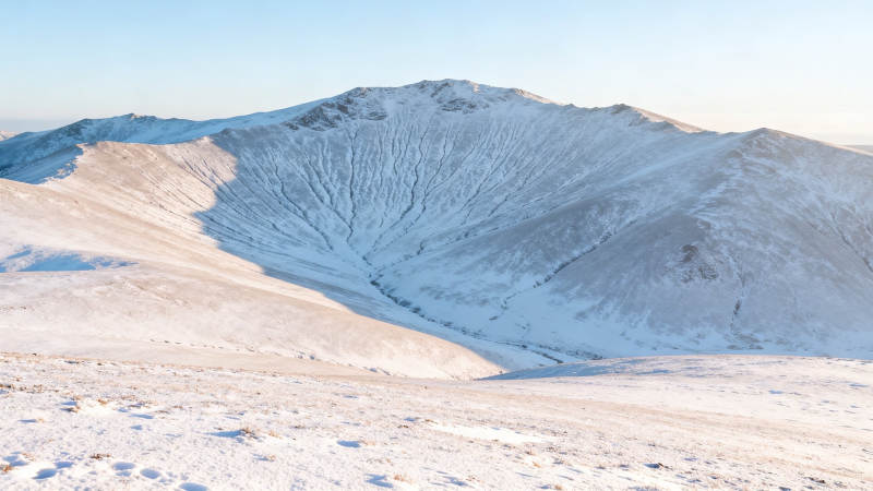 雪山静默 雪径蜿蜒向峰顶图片