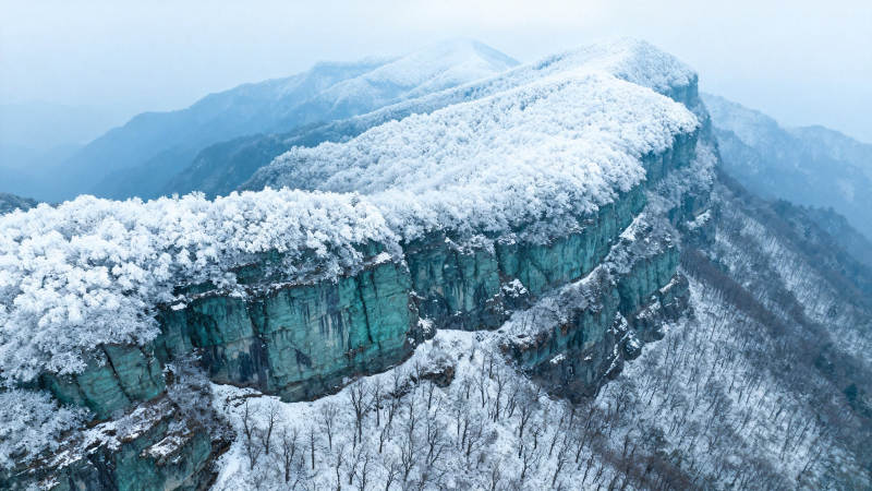 雪覆悬崖 苍茫山境图片