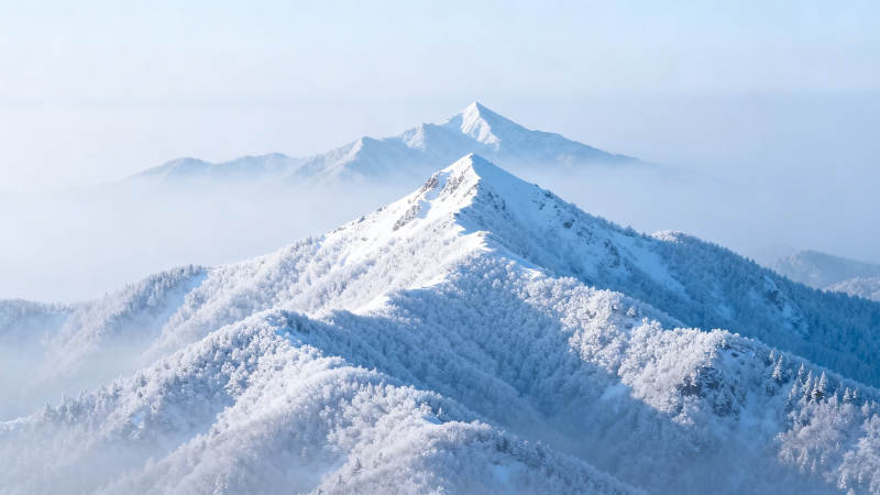 雪覆群山 雾绕峰巅图片