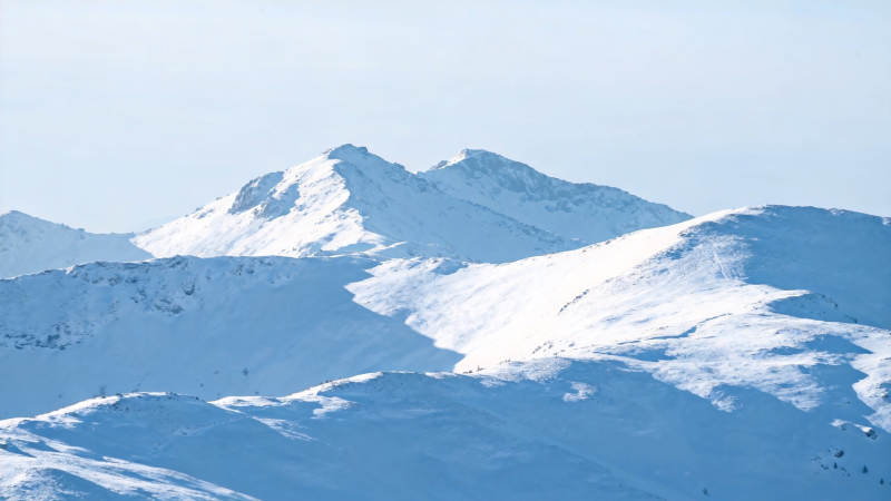 雪山连绵 银装素裹图片