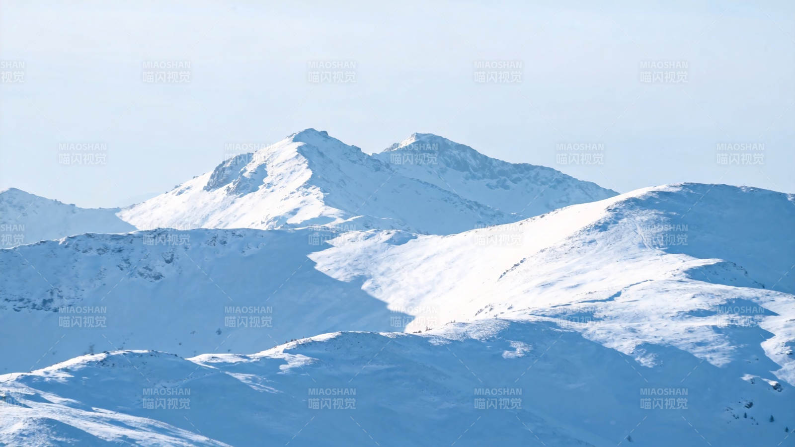 雪山连绵 银装素裹图片