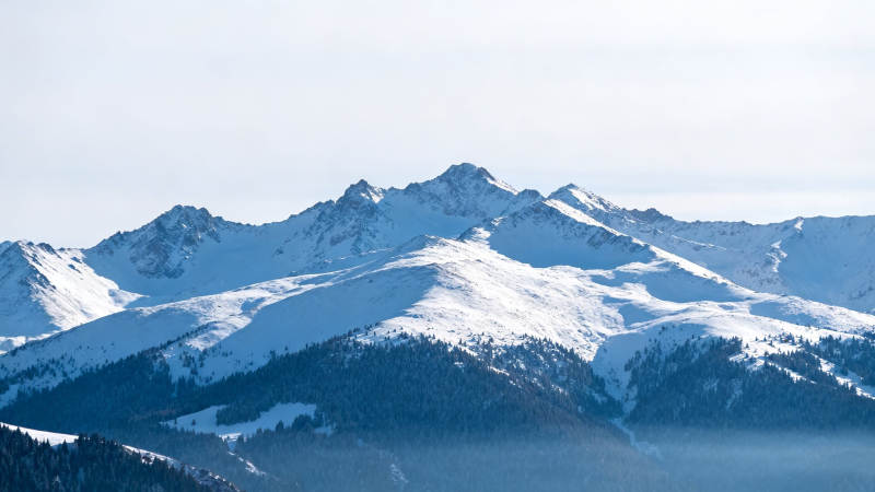 雪山连绵 雾霭轻绕峰峦间图片