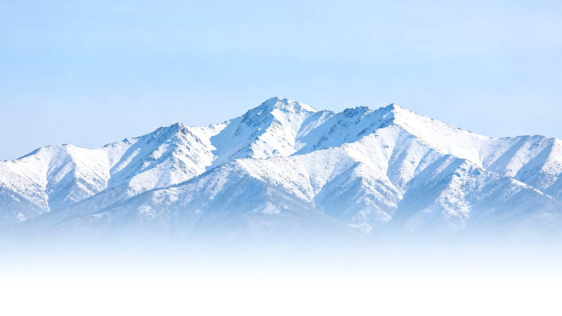 雪山巍峨 云雾缭绕图片