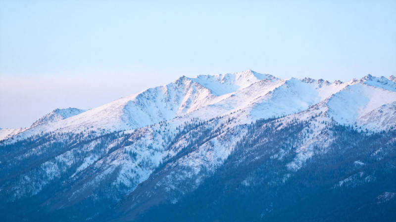 雪山连绵 晨光映峰峦图片