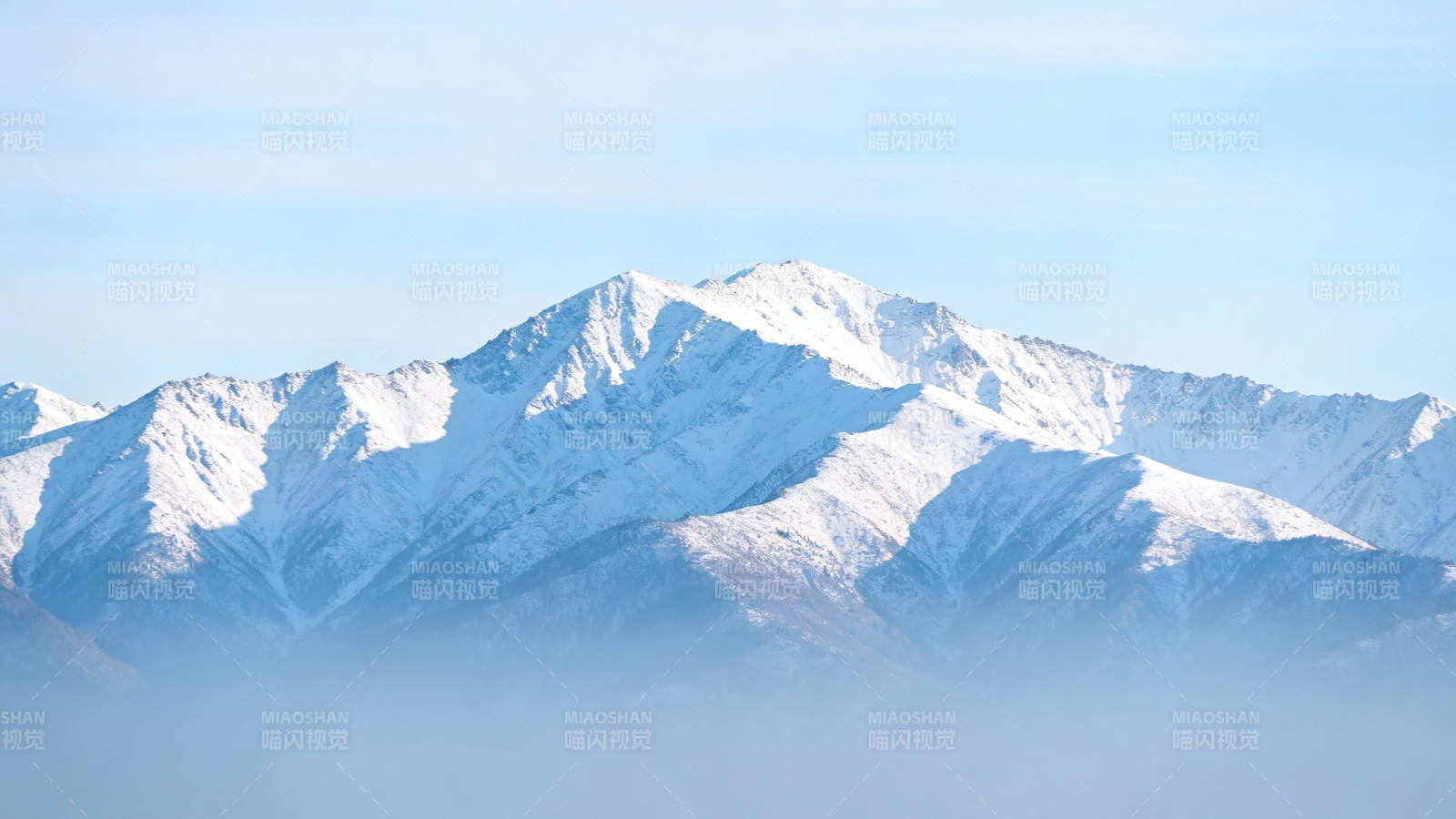 雪山巍峨 云雾缭绕图片