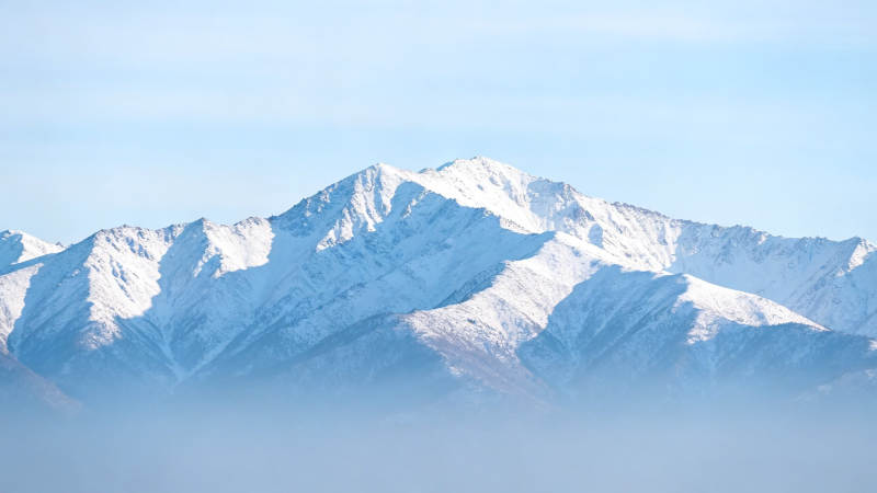 雪山巍峨 云雾缭绕图片