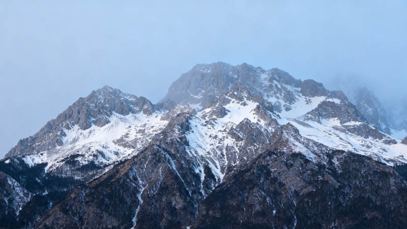 雪山巍峨 云雾缭绕峰顶图片