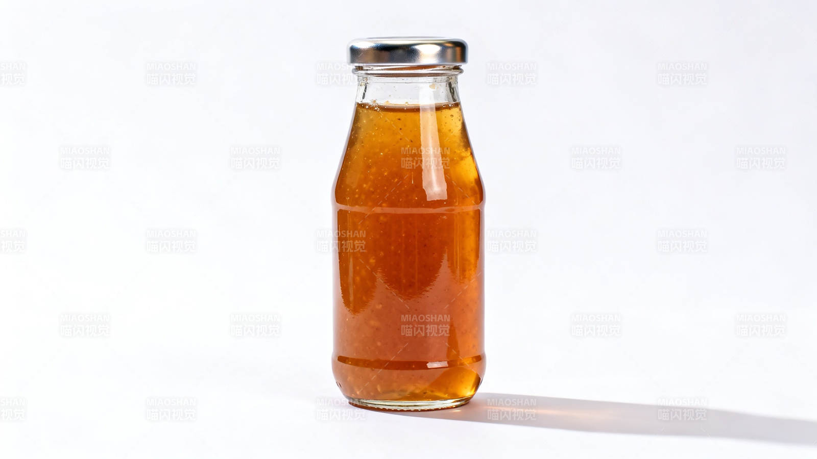 玻璃瓶装琥珀色液体图片
