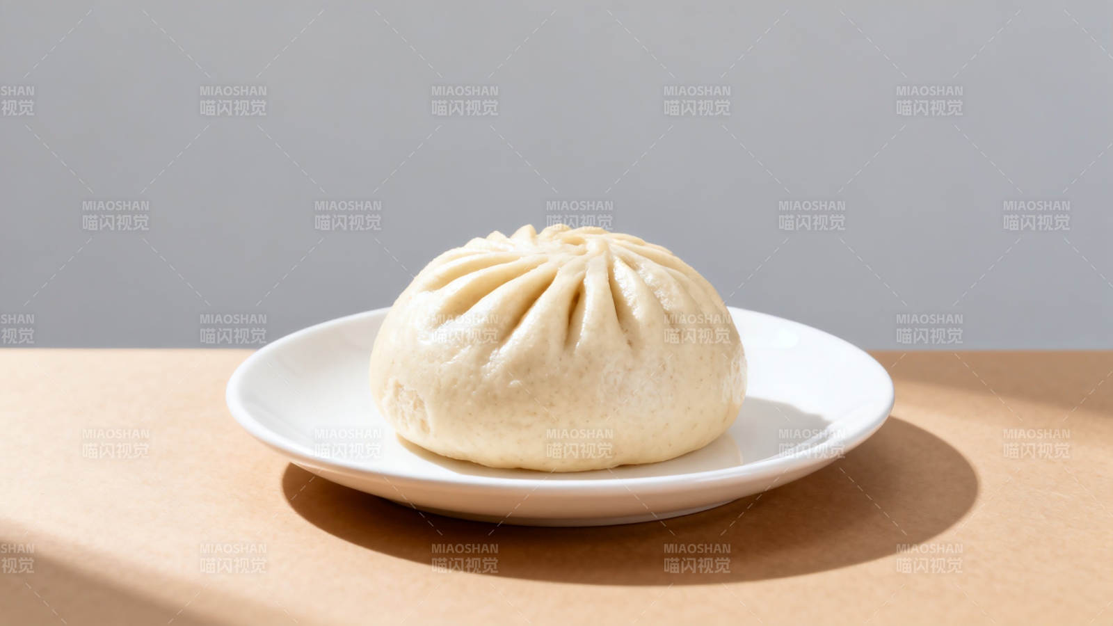 白盘上的包子 简约美味图片
