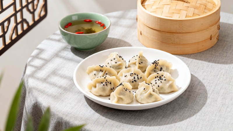 中式饺子配茶 竹笼相伴图片