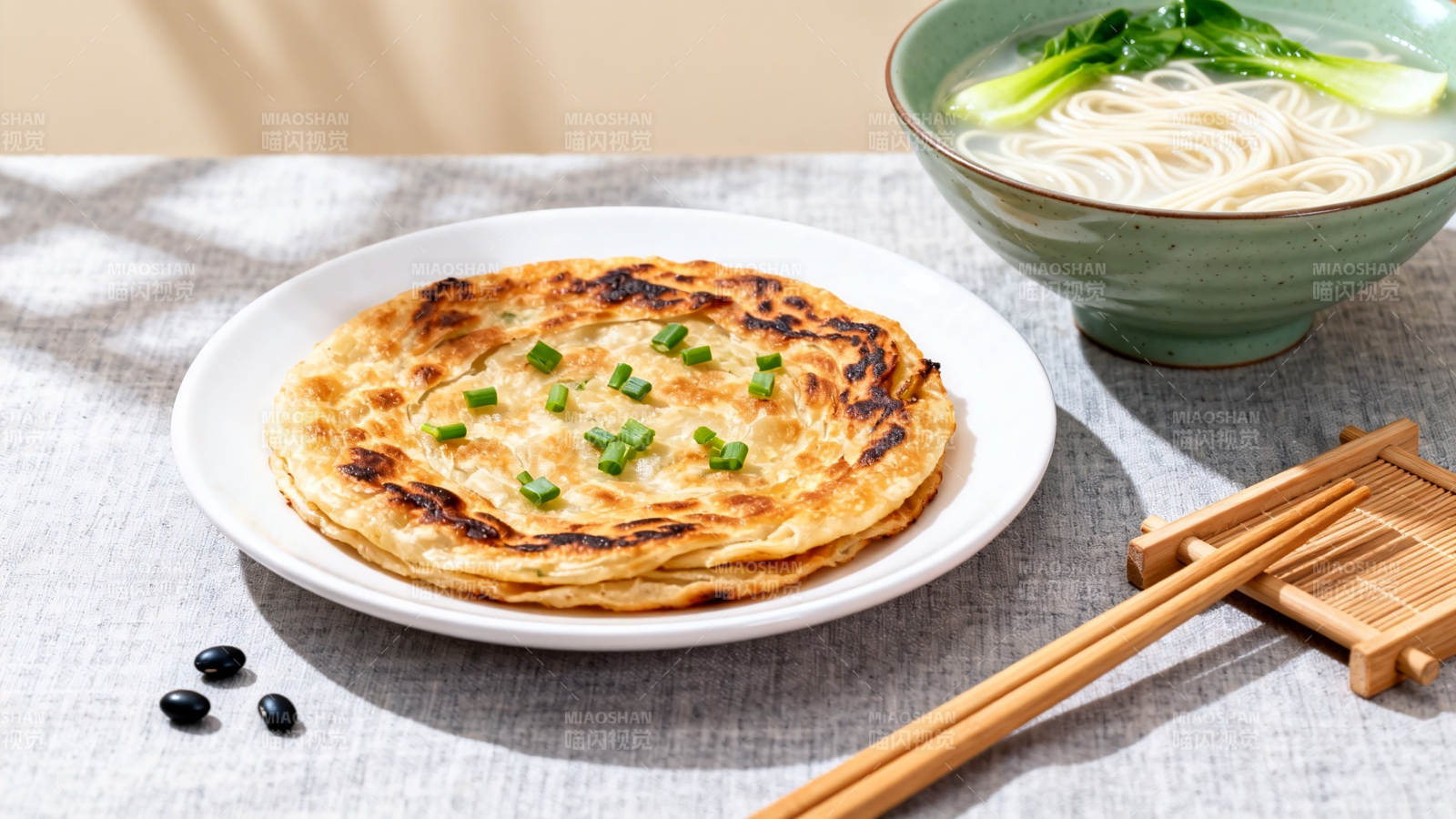 葱油饼配青菜面 家常美味图片