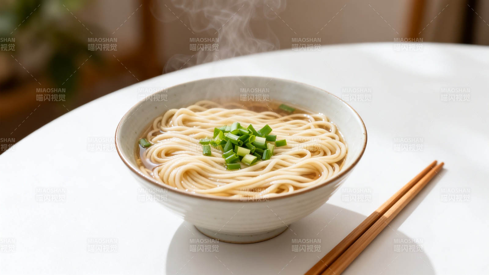 热汤面配葱花 筷子旁待食图片