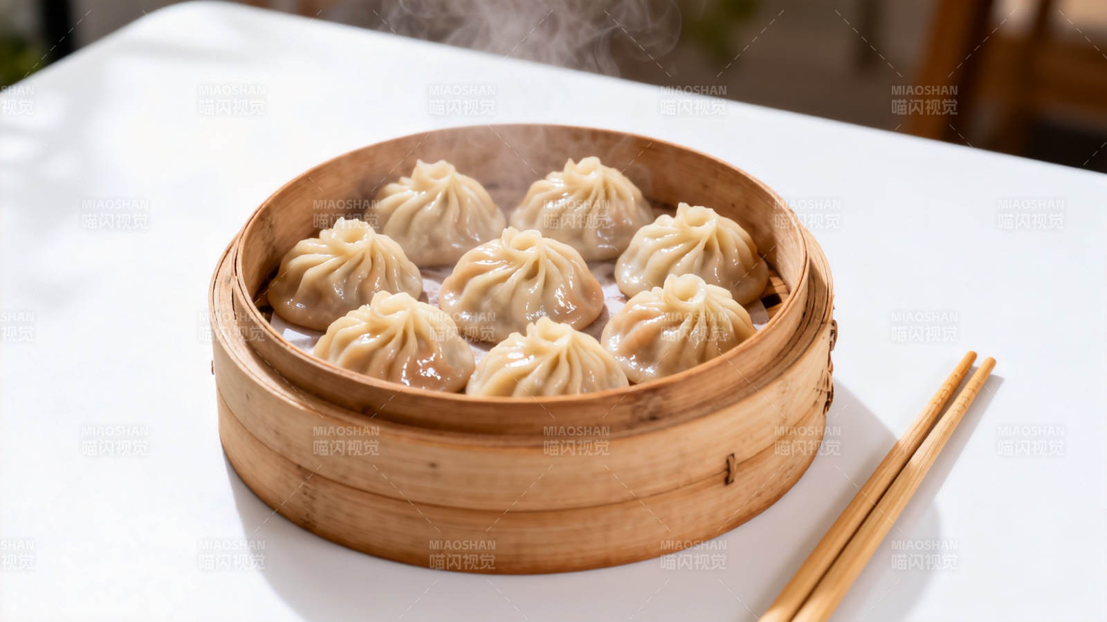 热气腾腾小笼包图片
