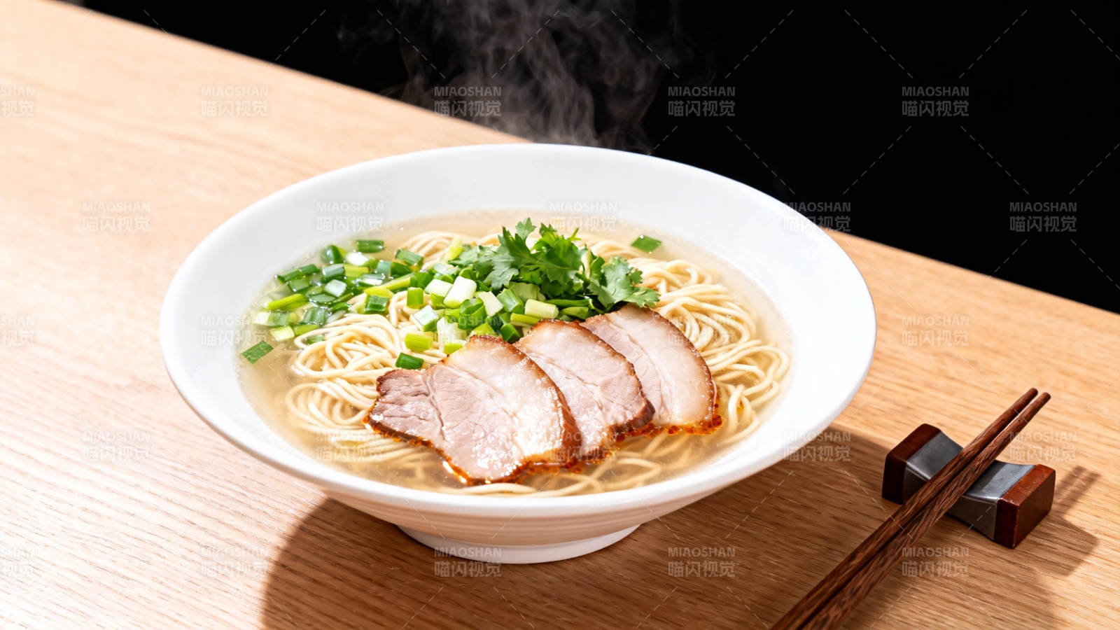 热气腾腾的拉面碗配叉烧图片