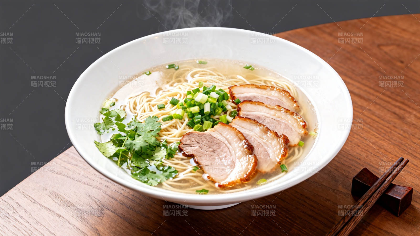 热腾腾叉烧拉面 香气扑鼻图片