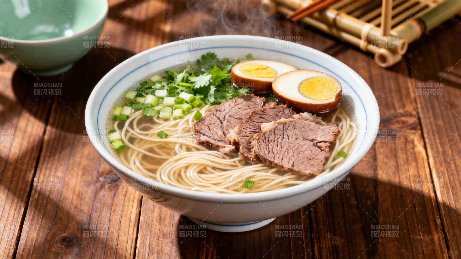 牛肉面配卤蛋 香气扑鼻图片