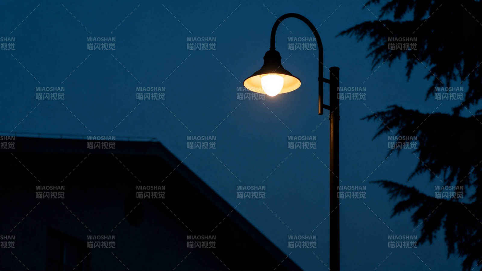 夜灯初上 静谧街角图片