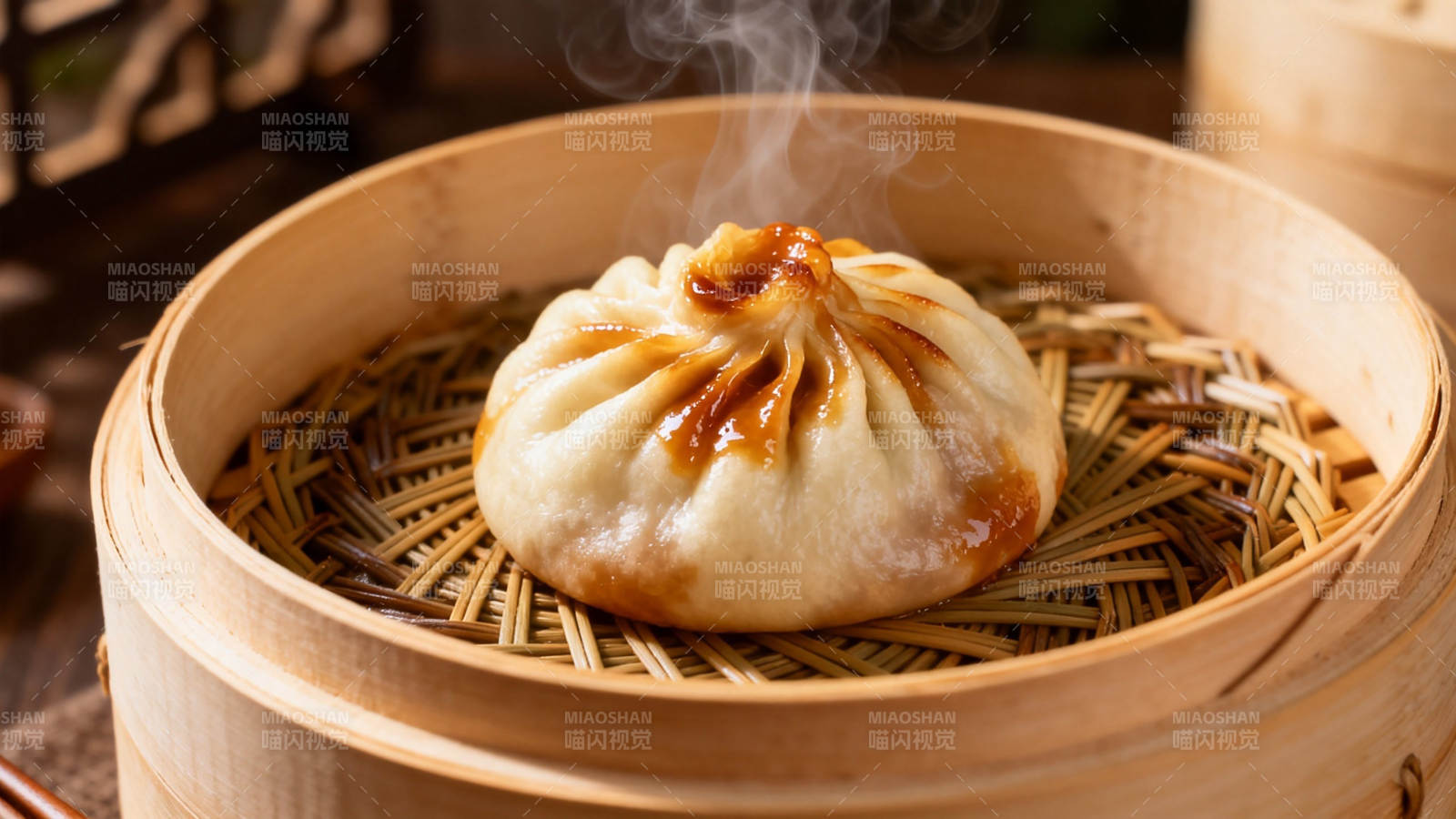 热气腾腾的蒸笼包子图片