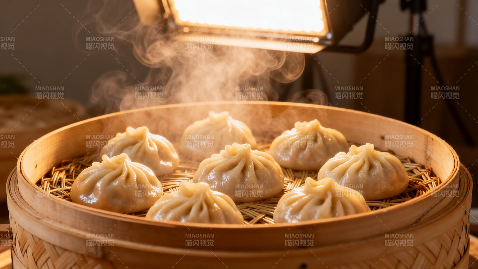 热气腾腾小笼包图片