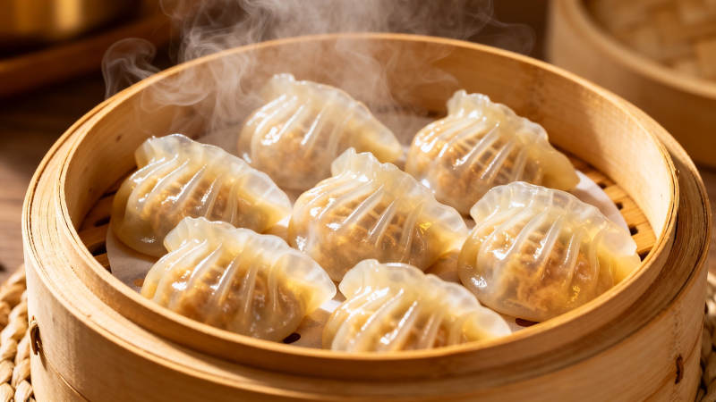 热气腾腾的蒸饺笼图片