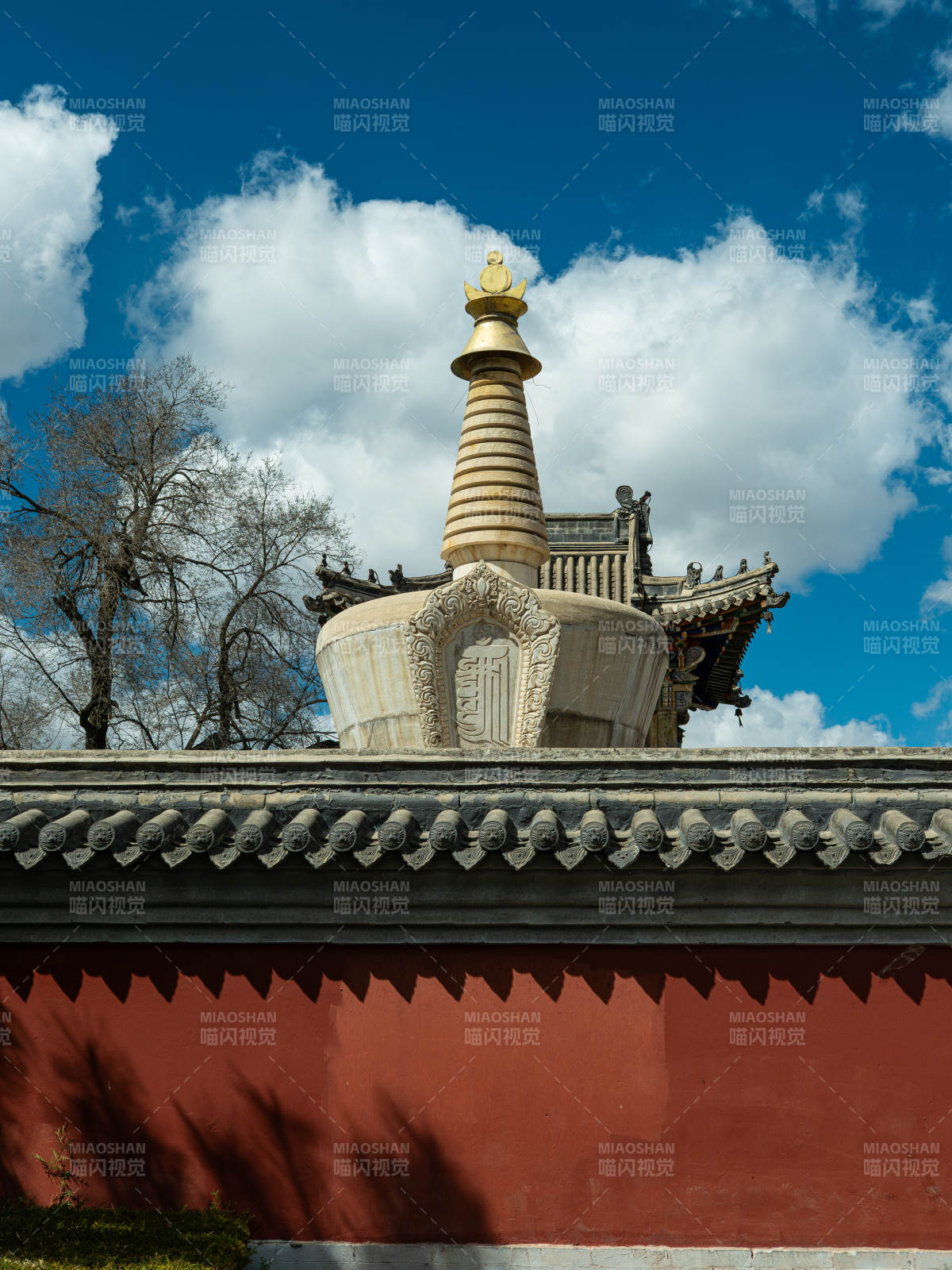 内蒙古呼和浩特五塔寺红墙白塔映蓝天图片