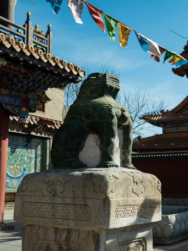 古寺石狮守门 彩旗迎风飘扬图片