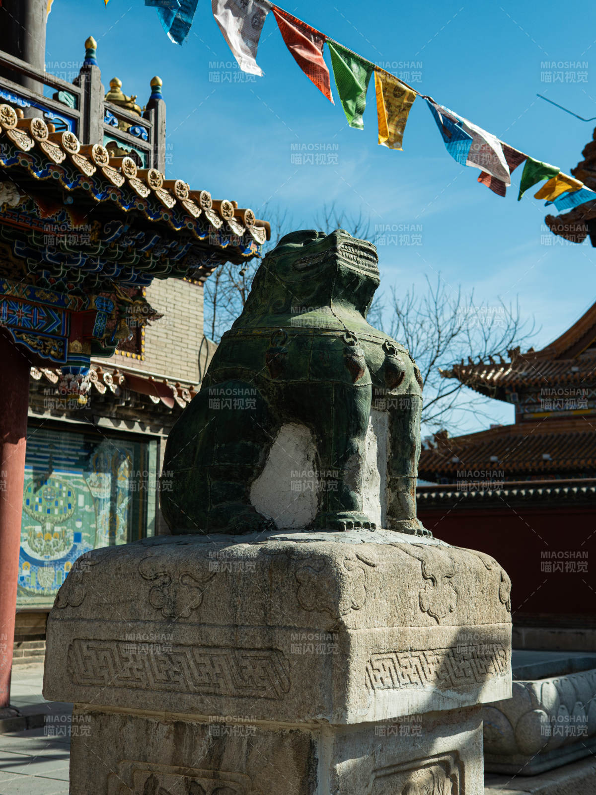 内蒙古呼和浩特大召寺的石兽与经幡景观图片
