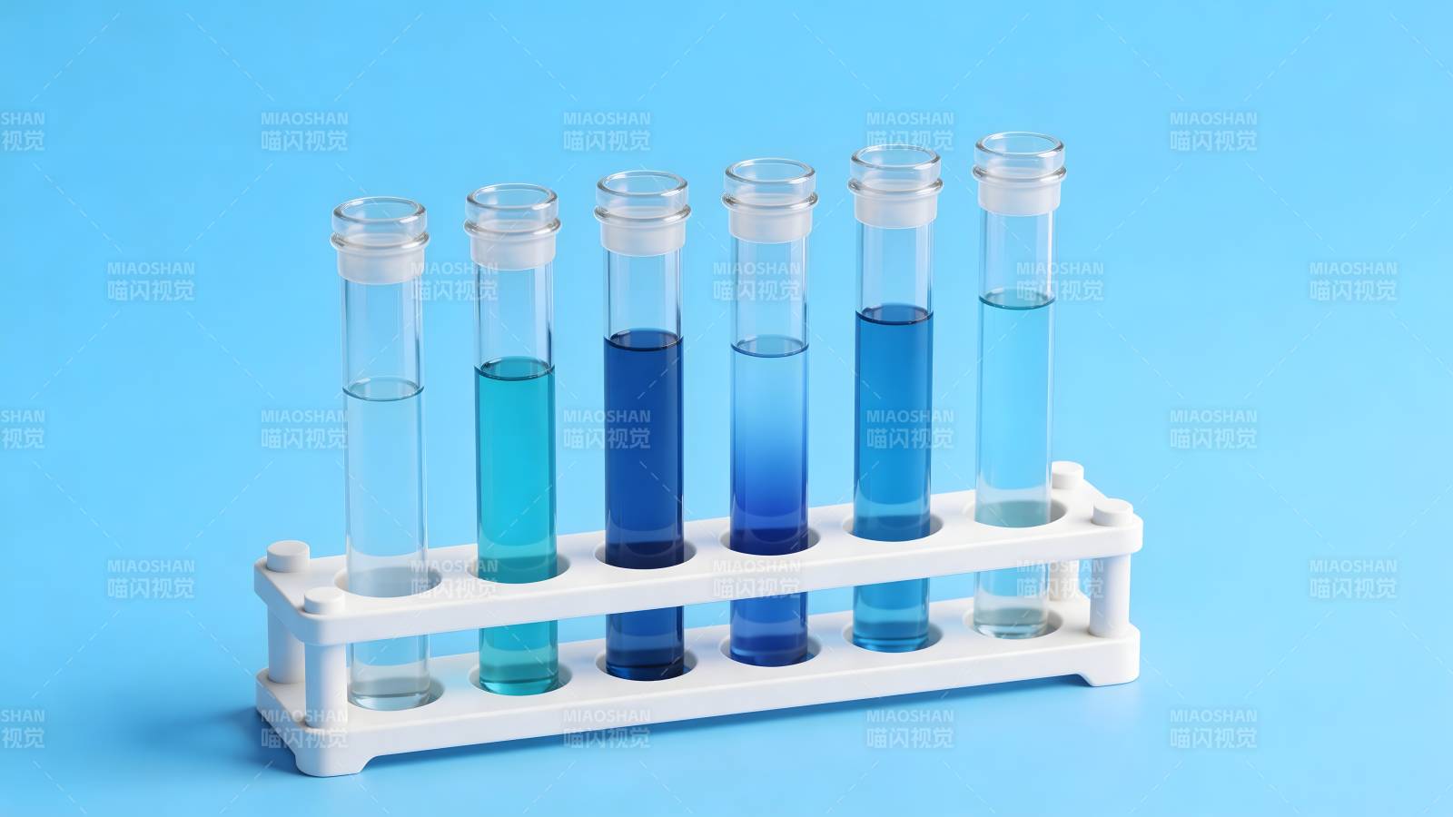 试管架上的蓝色液体实验图片