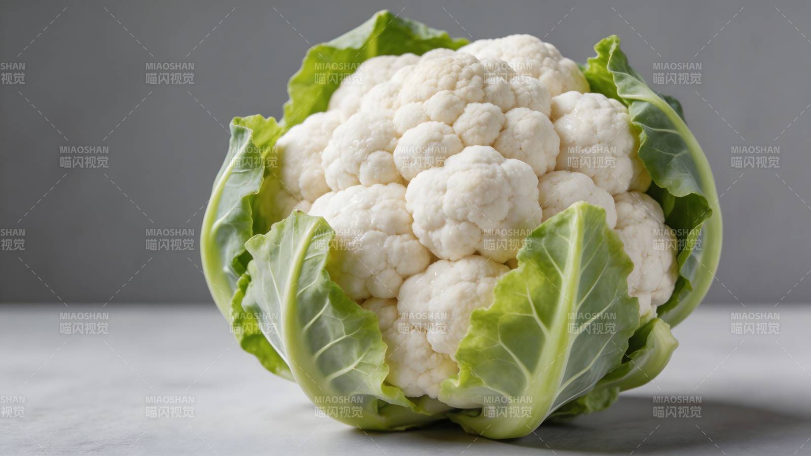 新鲜花椰菜 绿叶包裹洁白花球图片