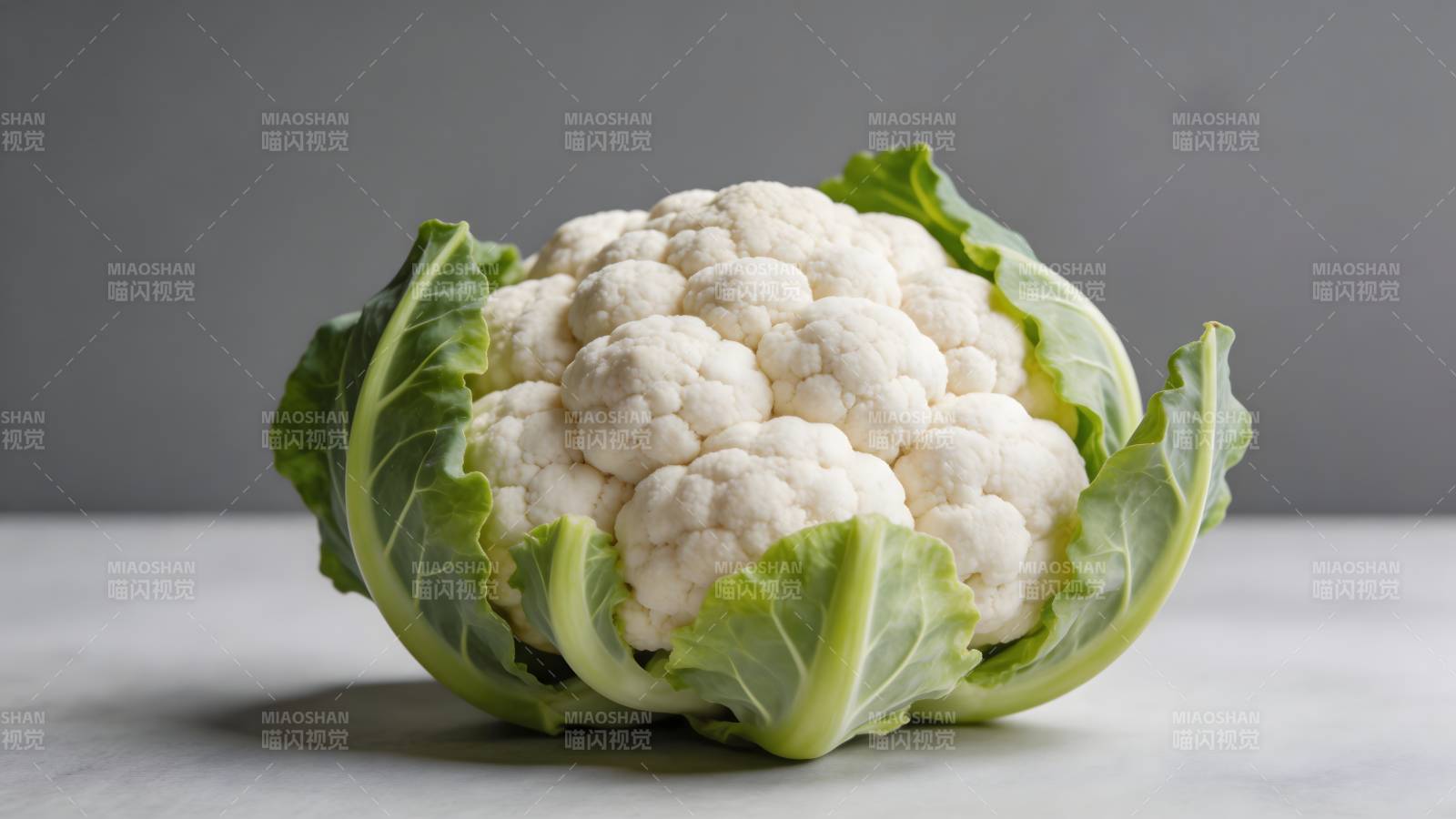 新鲜花椰菜 绿叶包裹洁白花球图片